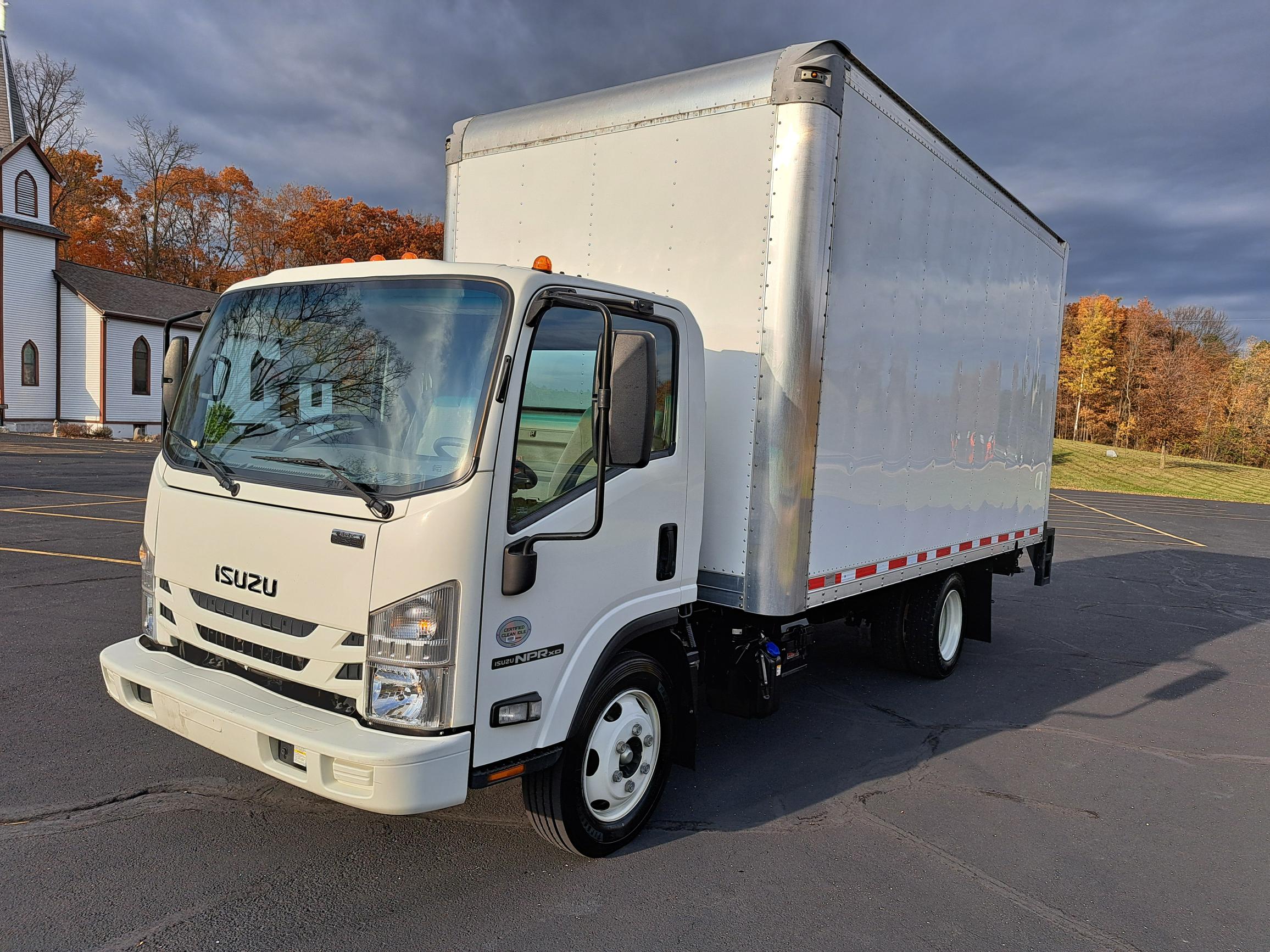 2022 Isuzu NPR - image 3 of 6