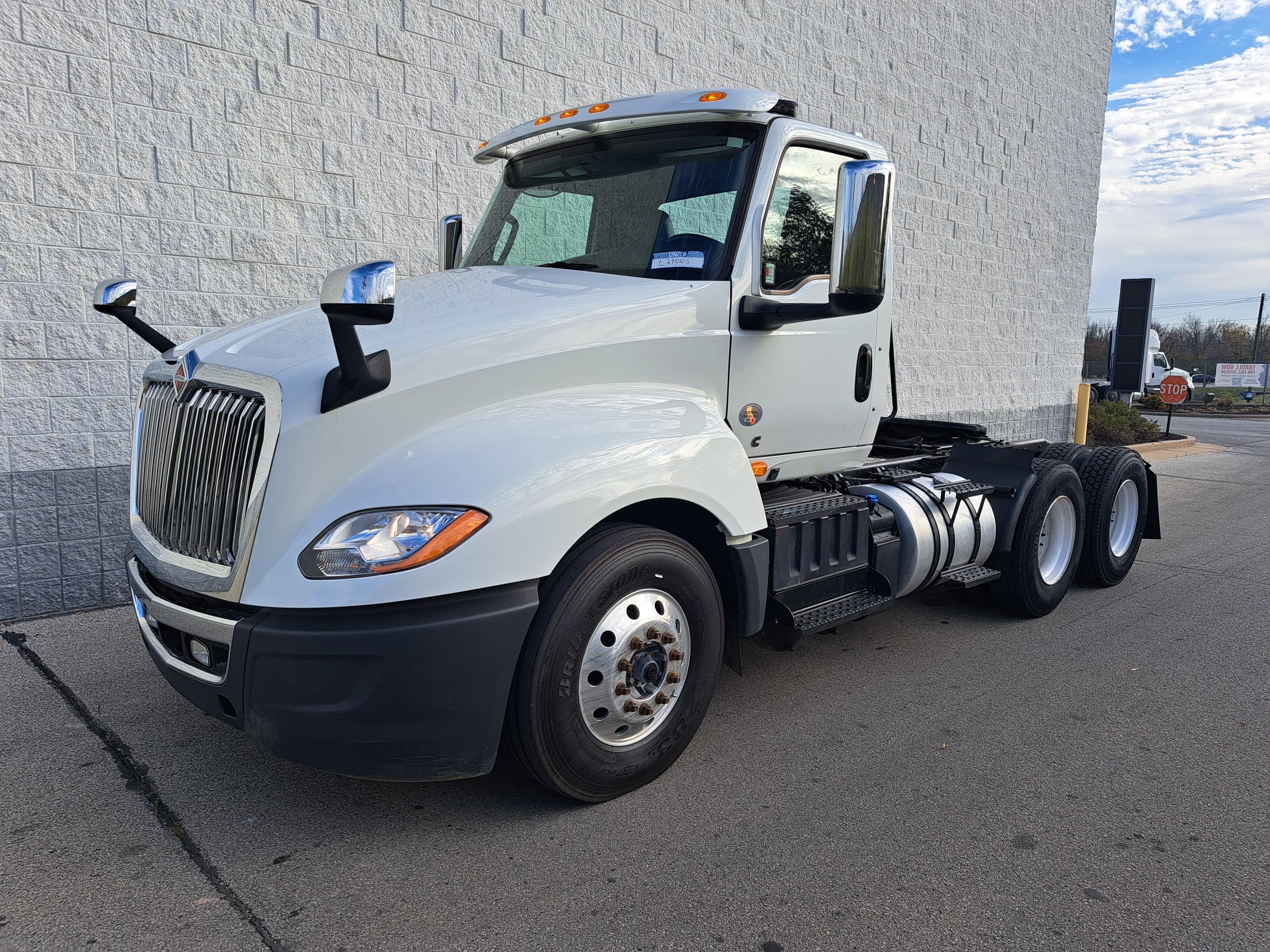 2019 INTERNATIONAL LT625 - image 3 of 6