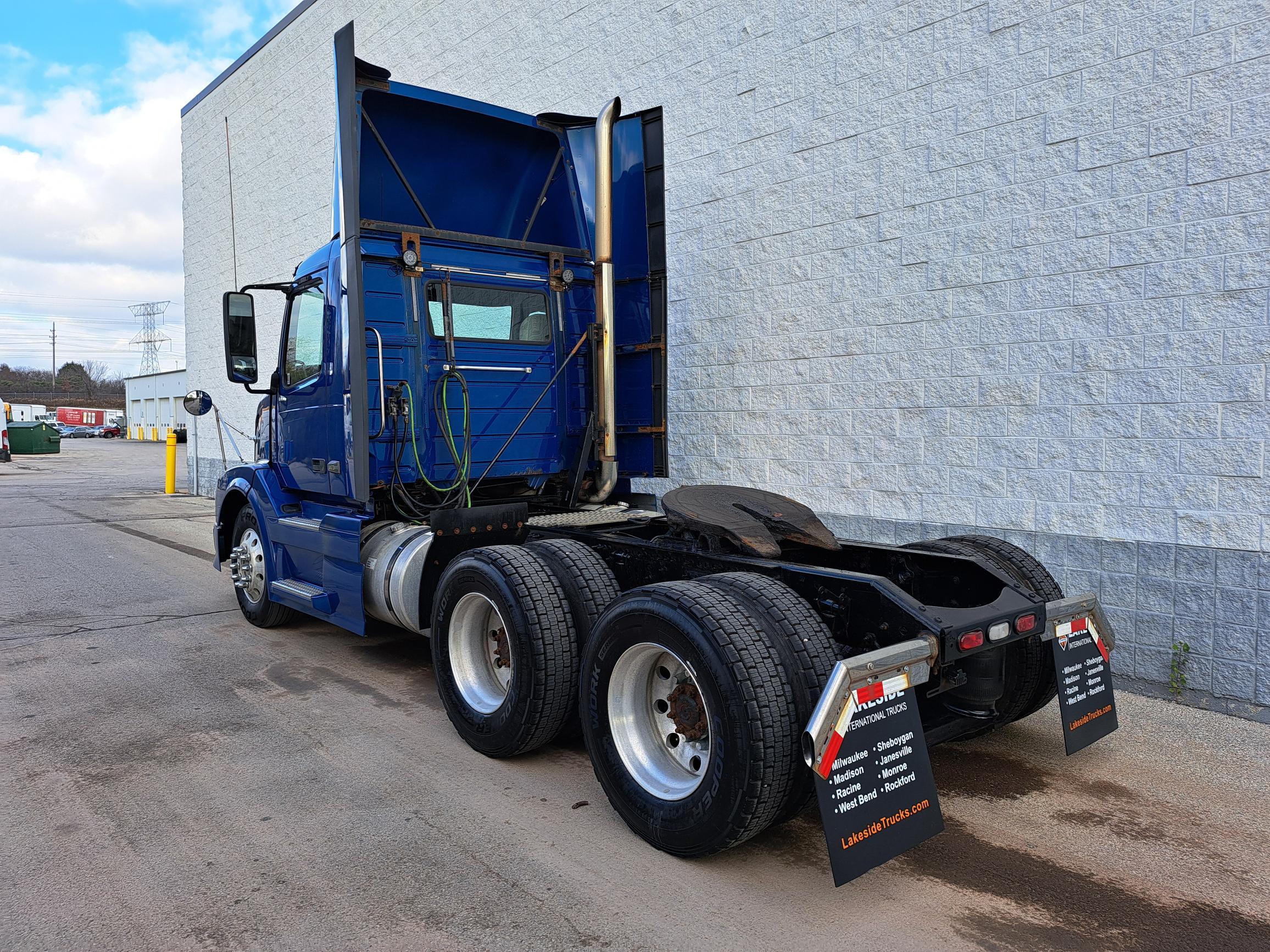 2010 Volvo VNL64T - image 4 of 6