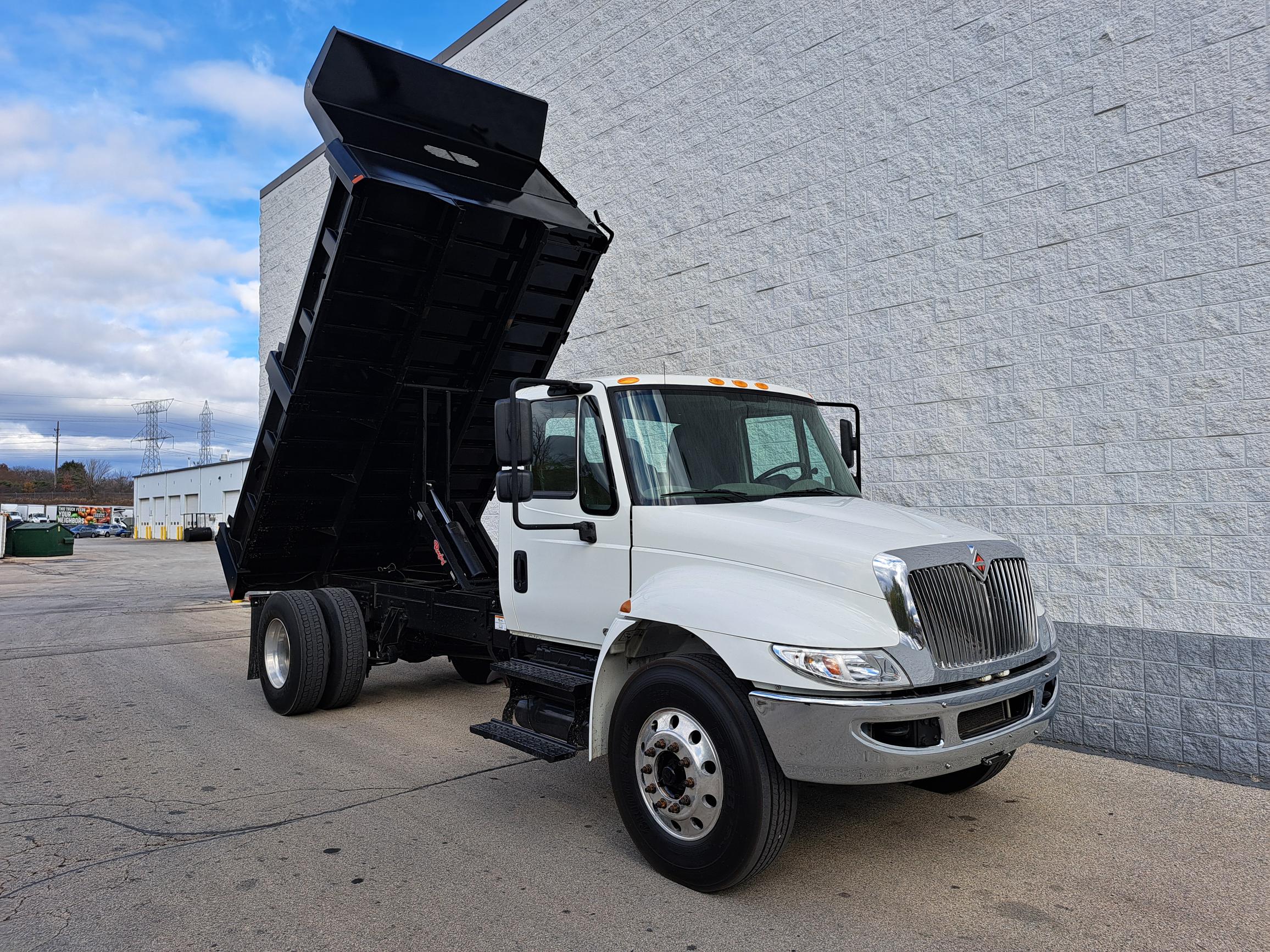 2018 INTERNATIONAL 4300 - image 2 of 6