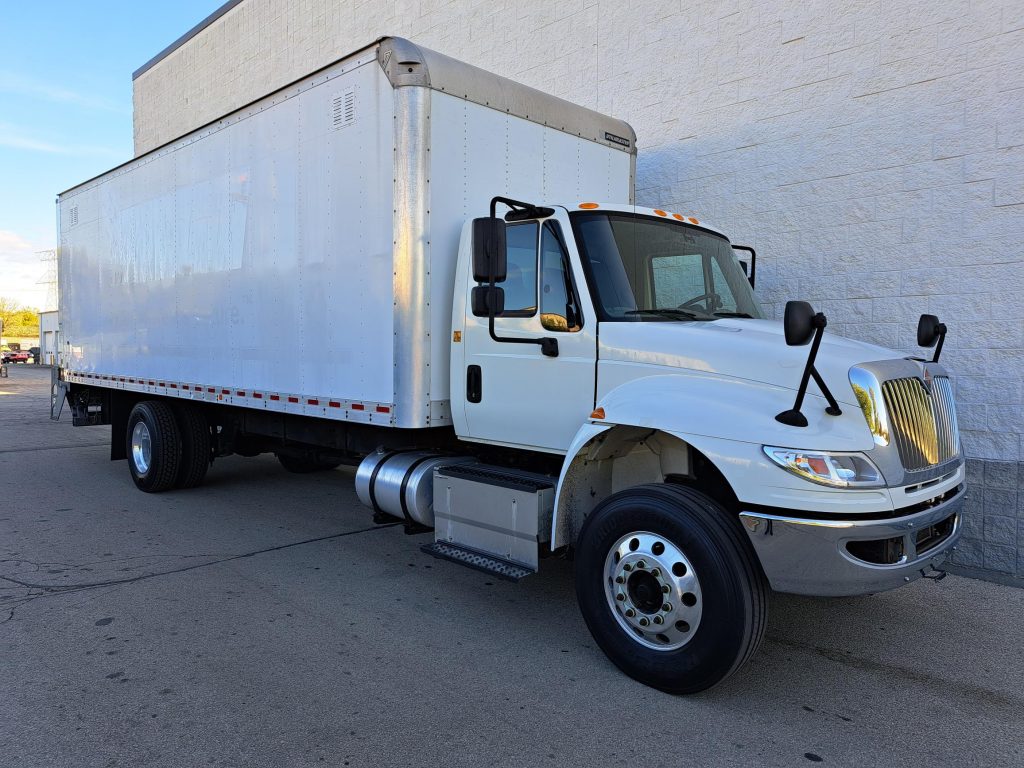 洋書 INTERNATIONAL TRUCKS UT46914-01-1024x768.jpg