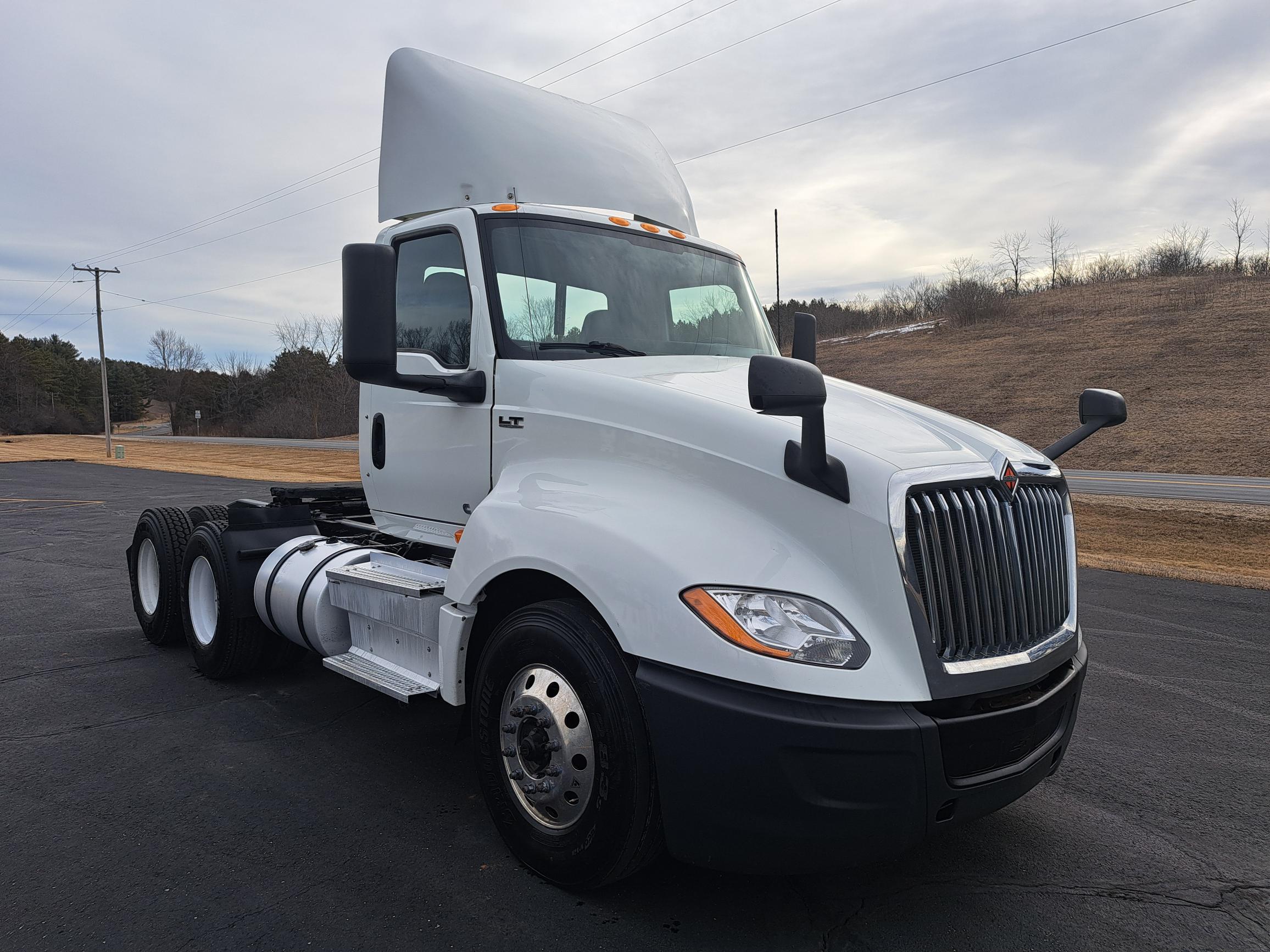 2019 INTERNATIONAL LT625 - image 1 of 6