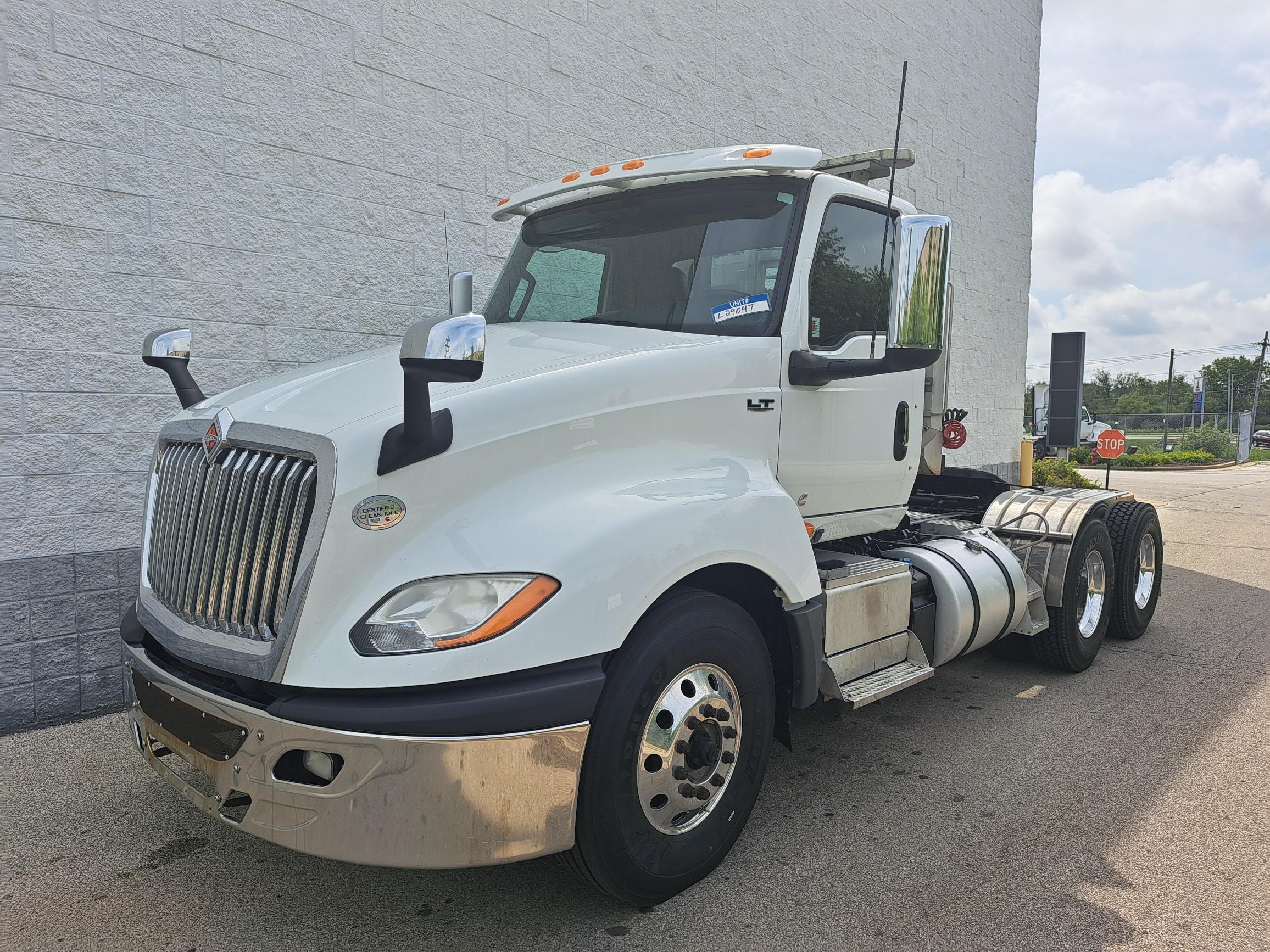2019 INTERNATIONAL LT625 - image 3 of 6