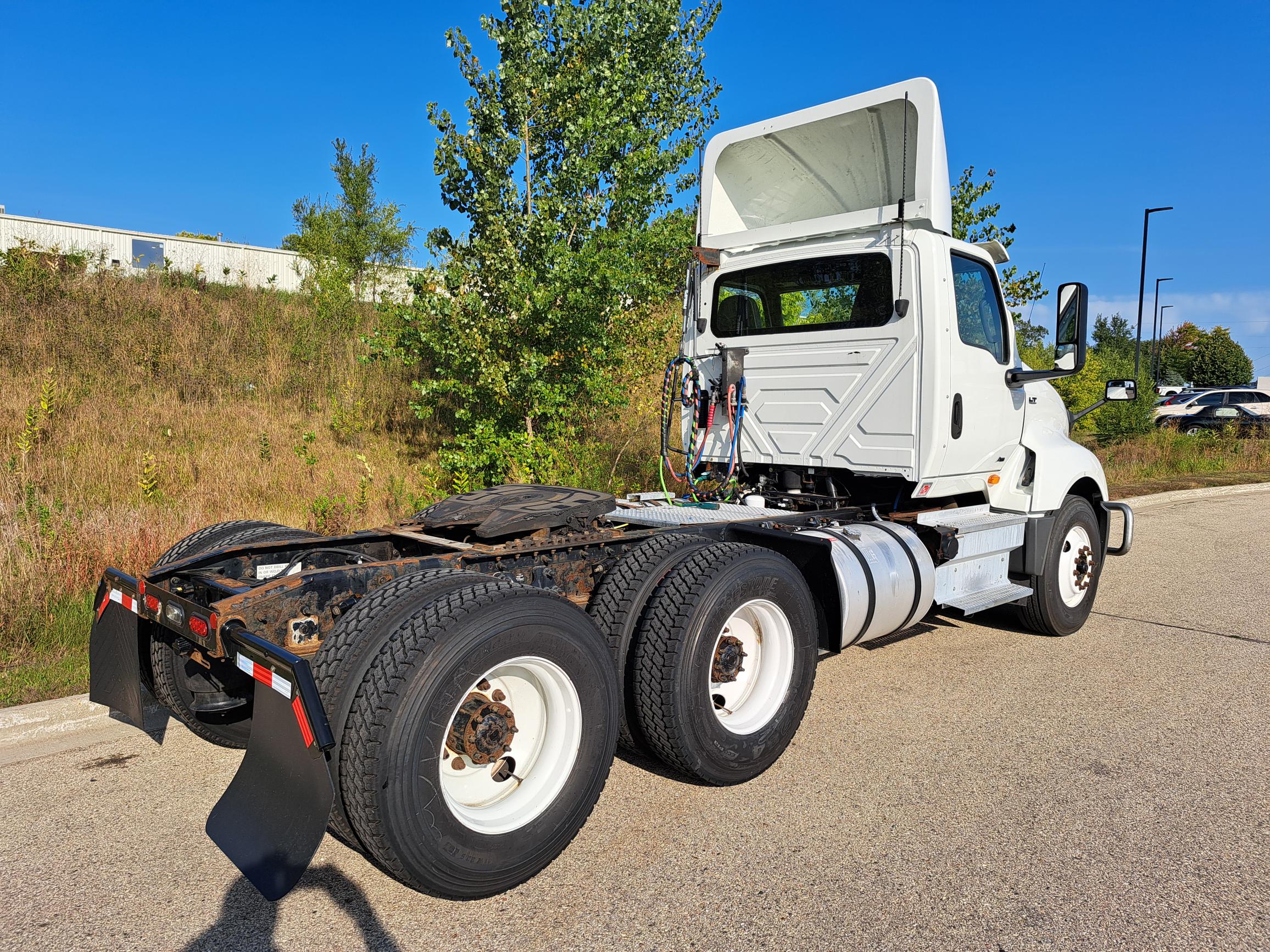 2019 INTERNATIONAL LT625 - image 2 of 6