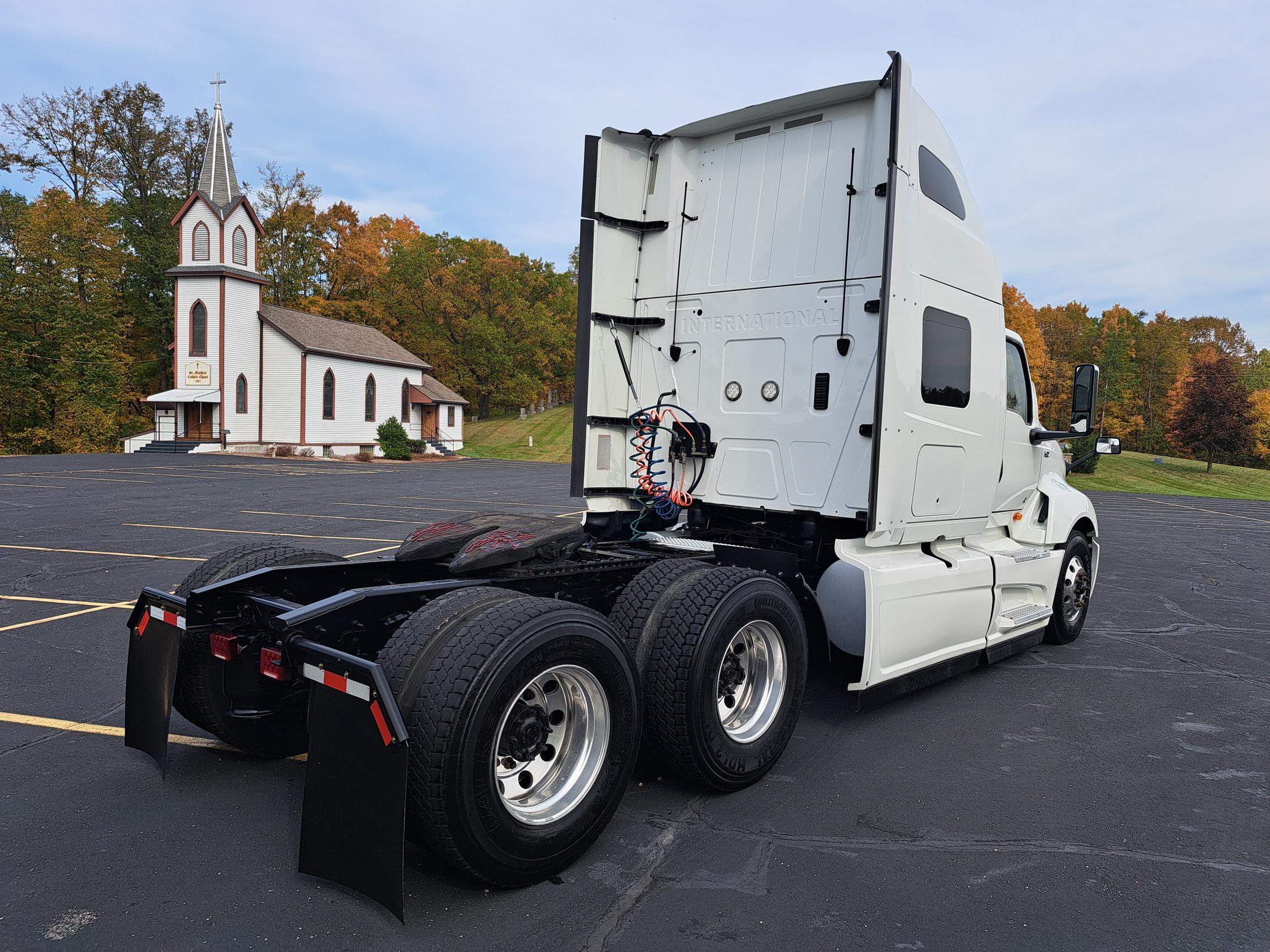 2019 INTERNATIONAL LT625 - image 2 of 6