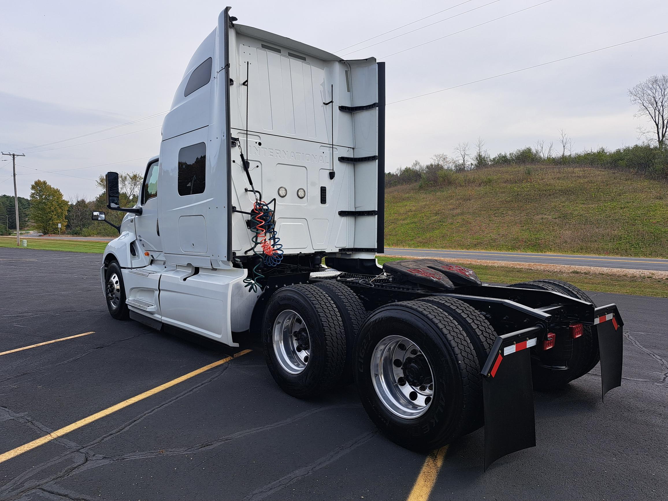 2019 INTERNATIONAL LT625 - image 4 of 6