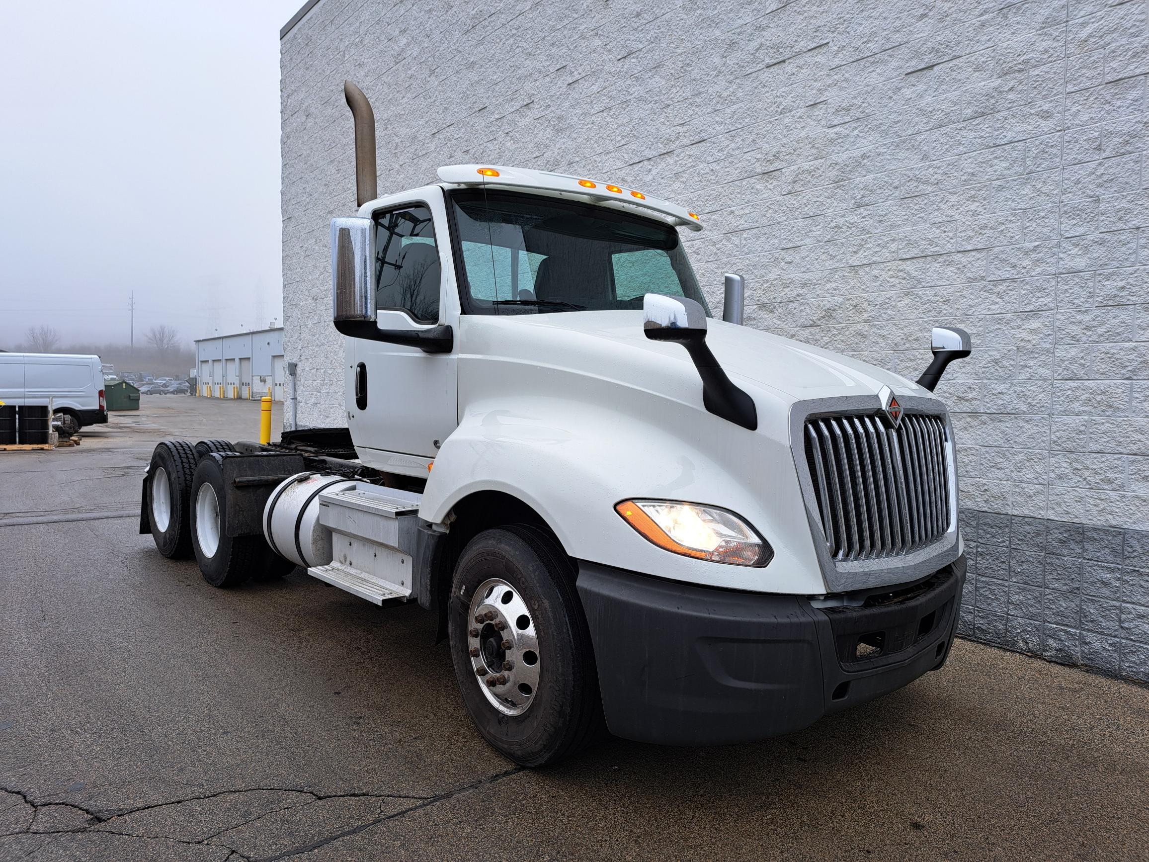 2019 INTERNATIONAL LT625 2019 INTERNATIONAL LT625 - image 2 of 6