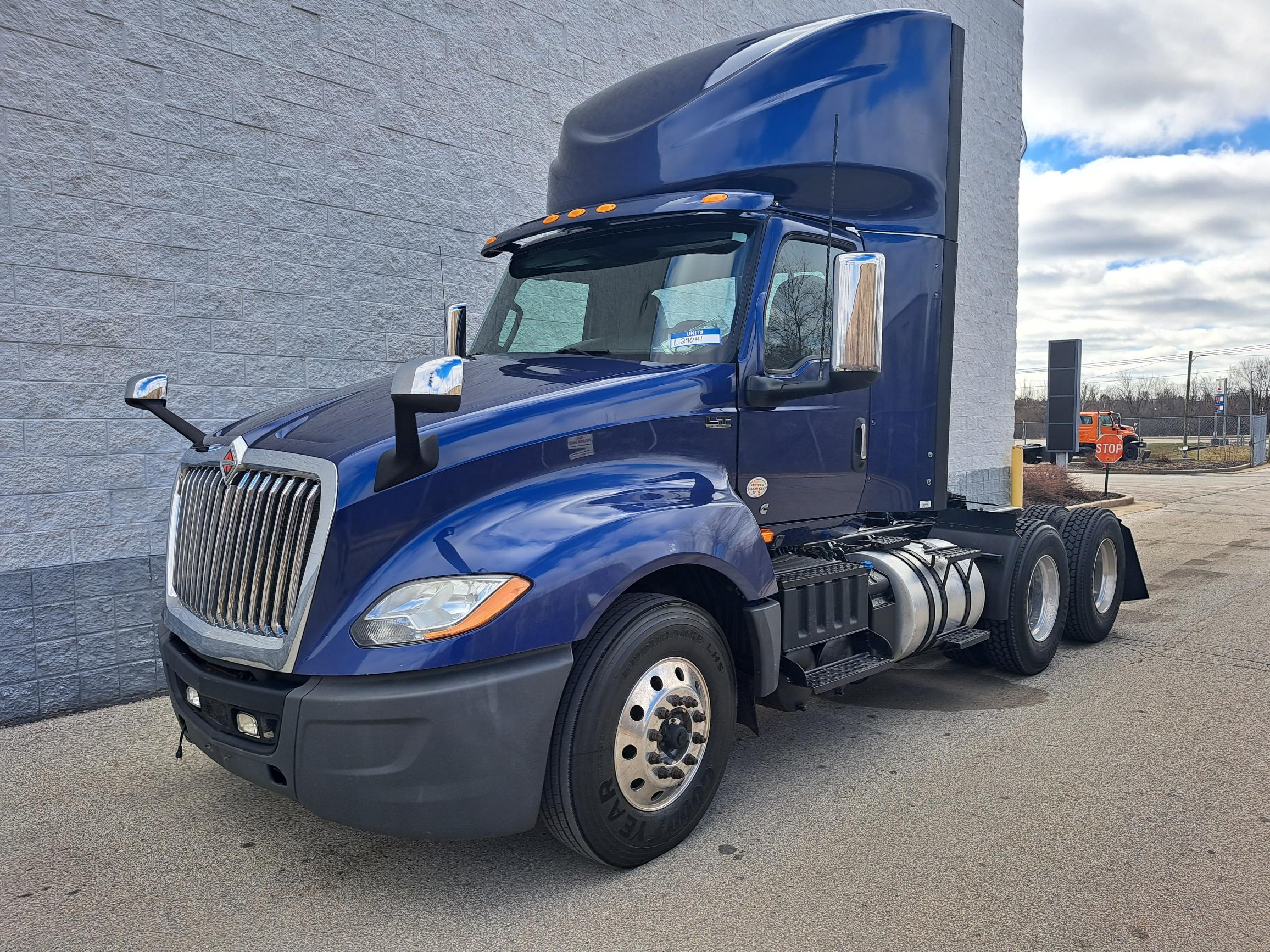 2019 INTERNATIONAL LT625 2019 INTERNATIONAL LT625 - image 3 of 6