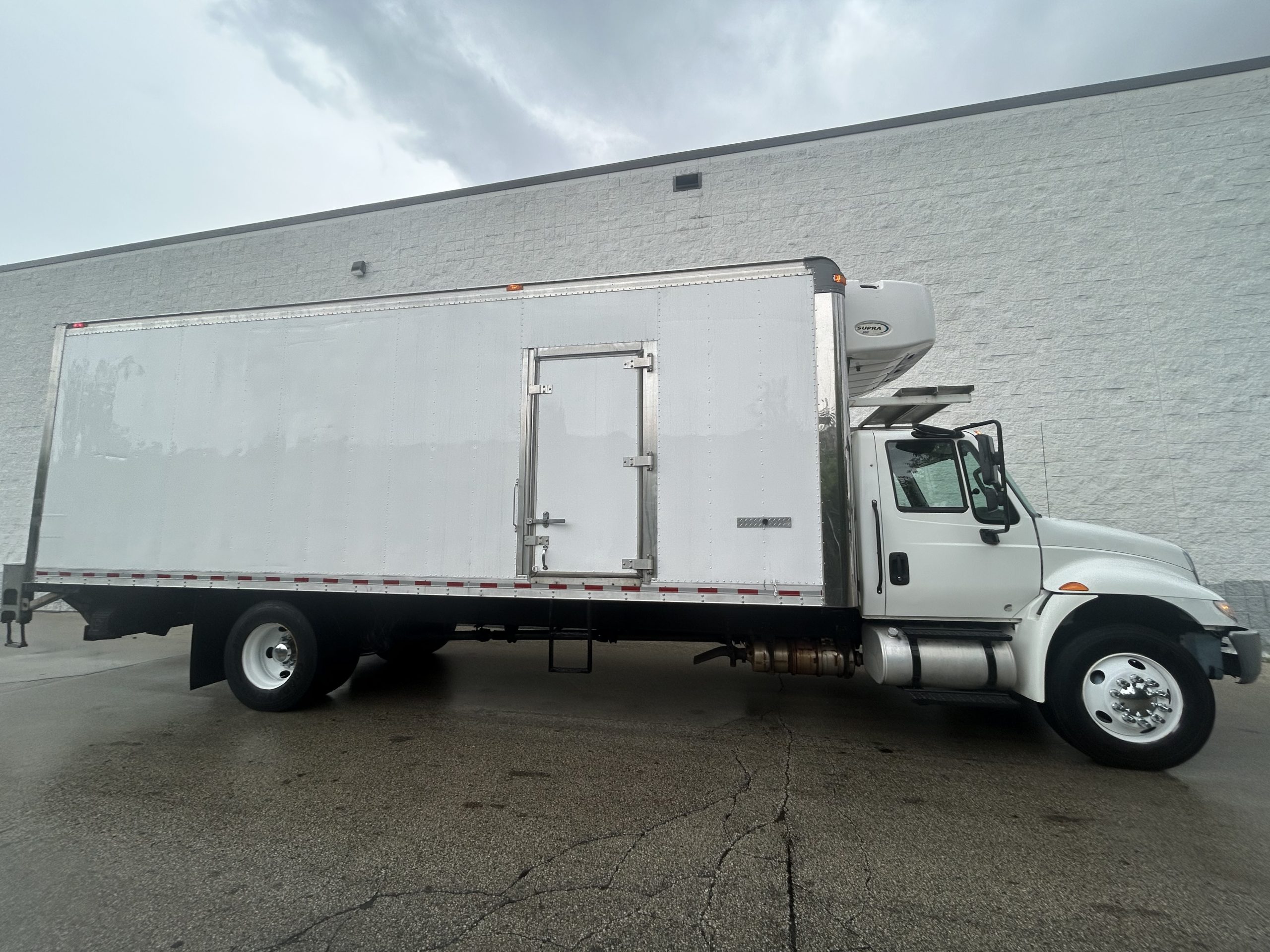 2019 International 4300 2019 International 4300 - image 2 of 6