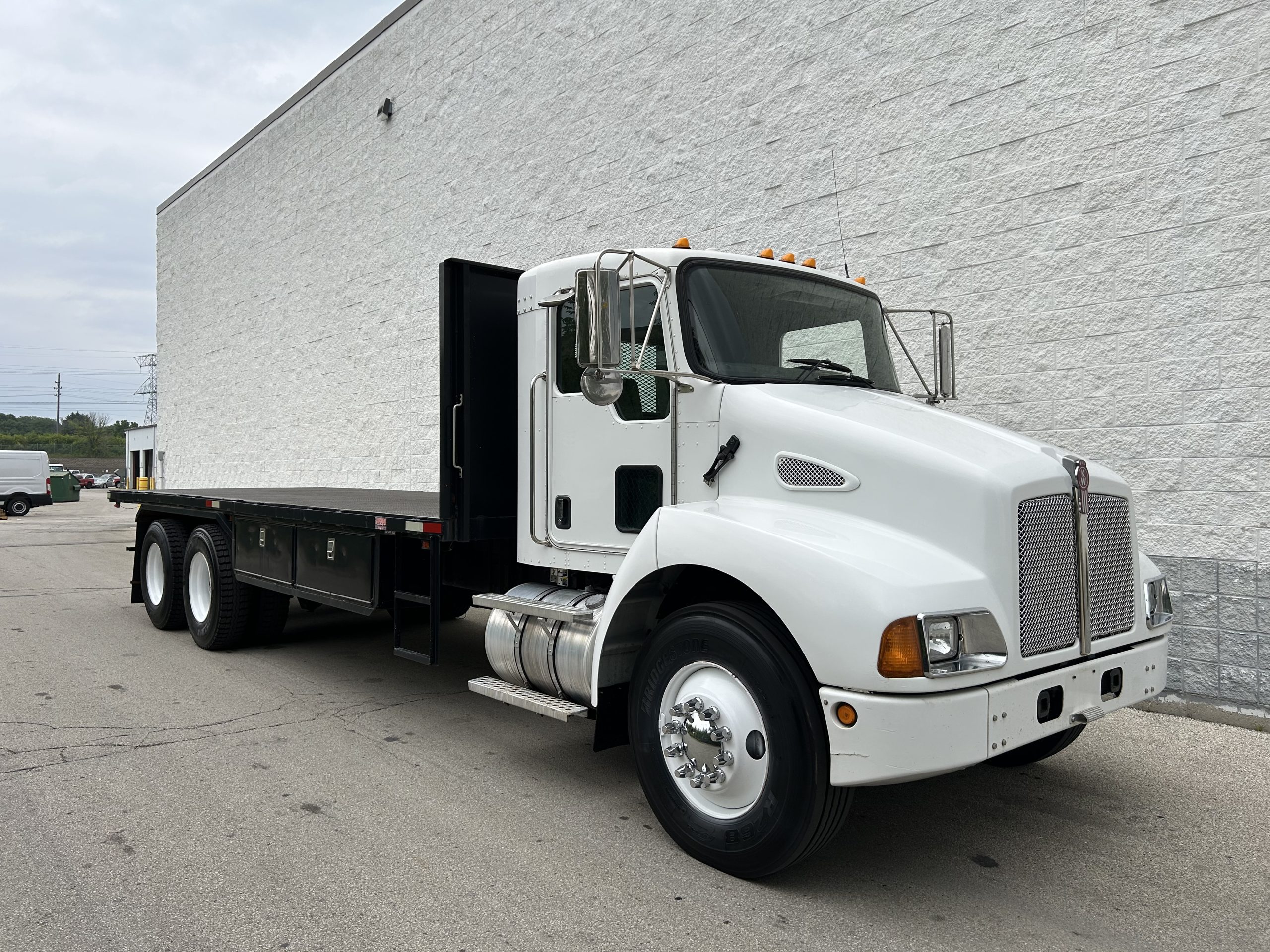 2006 KENWORTH T300 UT18221-01 2006 KENWORTH T300 UT18221-01